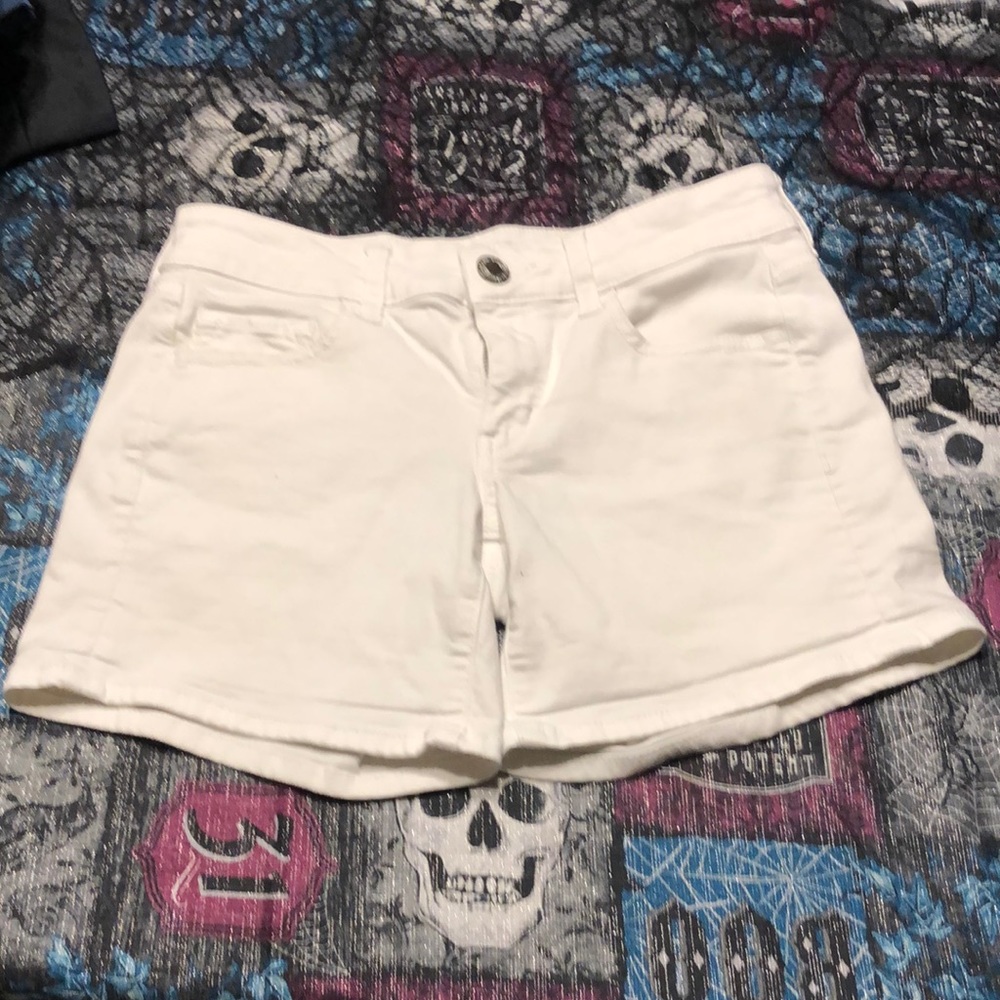 White American Eagle super stretch shorts